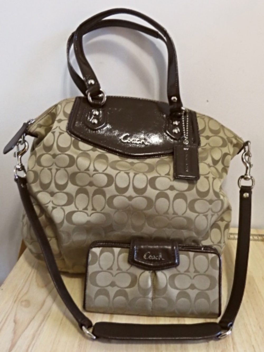 COACH  25185  Signature sateen fabric patent leather trim w/matching Wallet